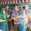 Camat Pontianak Timur, M. Akif melaunching Rumah Baca Hikmah Nur Beting dengan melakukan pemotongan pita didampingi ketua dan para pembina