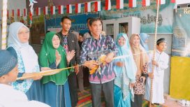 Camat Pontianak Timur, M. Akif melaunching Rumah Baca Hikmah Nur Beting dengan melakukan pemotongan pita didampingi ketua dan para pembina
