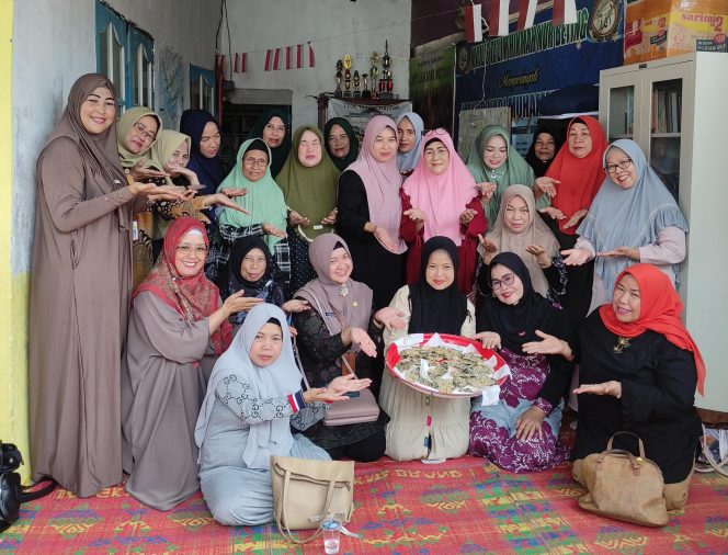 
 Pelatihan Pembuatan Keripik Daun Sirih Oleh Dinas Perpustakaan Kota Pontianak Digelar di Rumah Baca Hikmah Nur Beting
